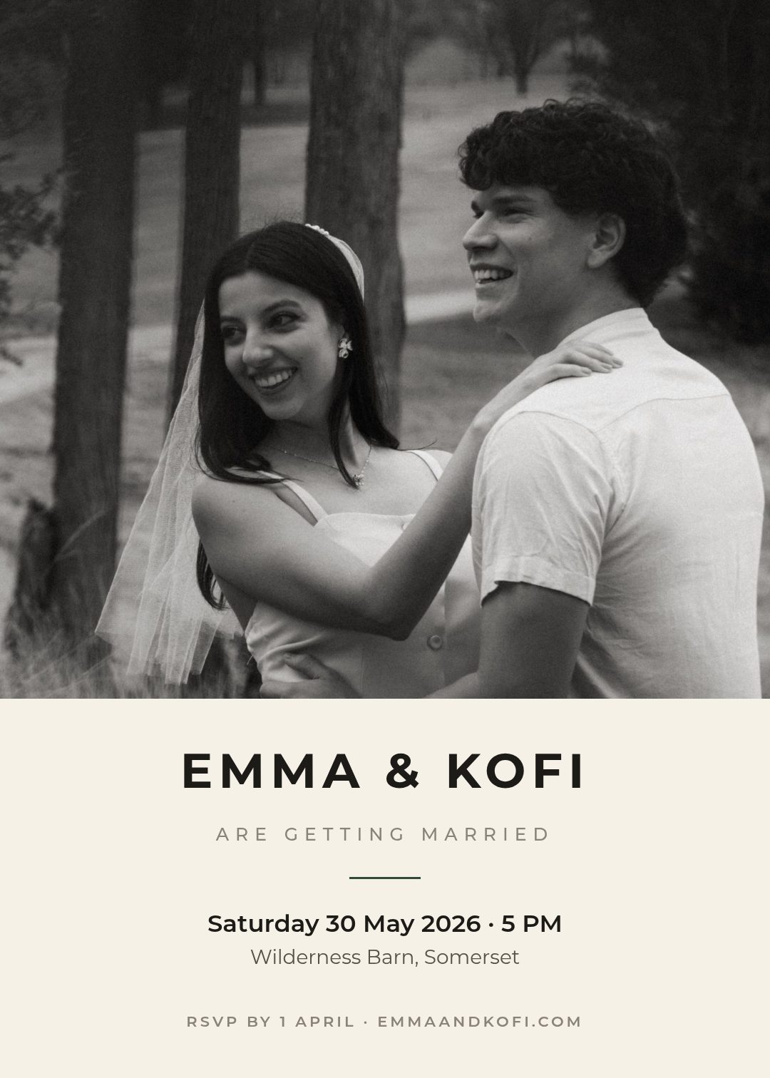 Schwarzweiß-Foto-Hochzeitseinladung mit Paarfoto und cremefarbenem Textpanel