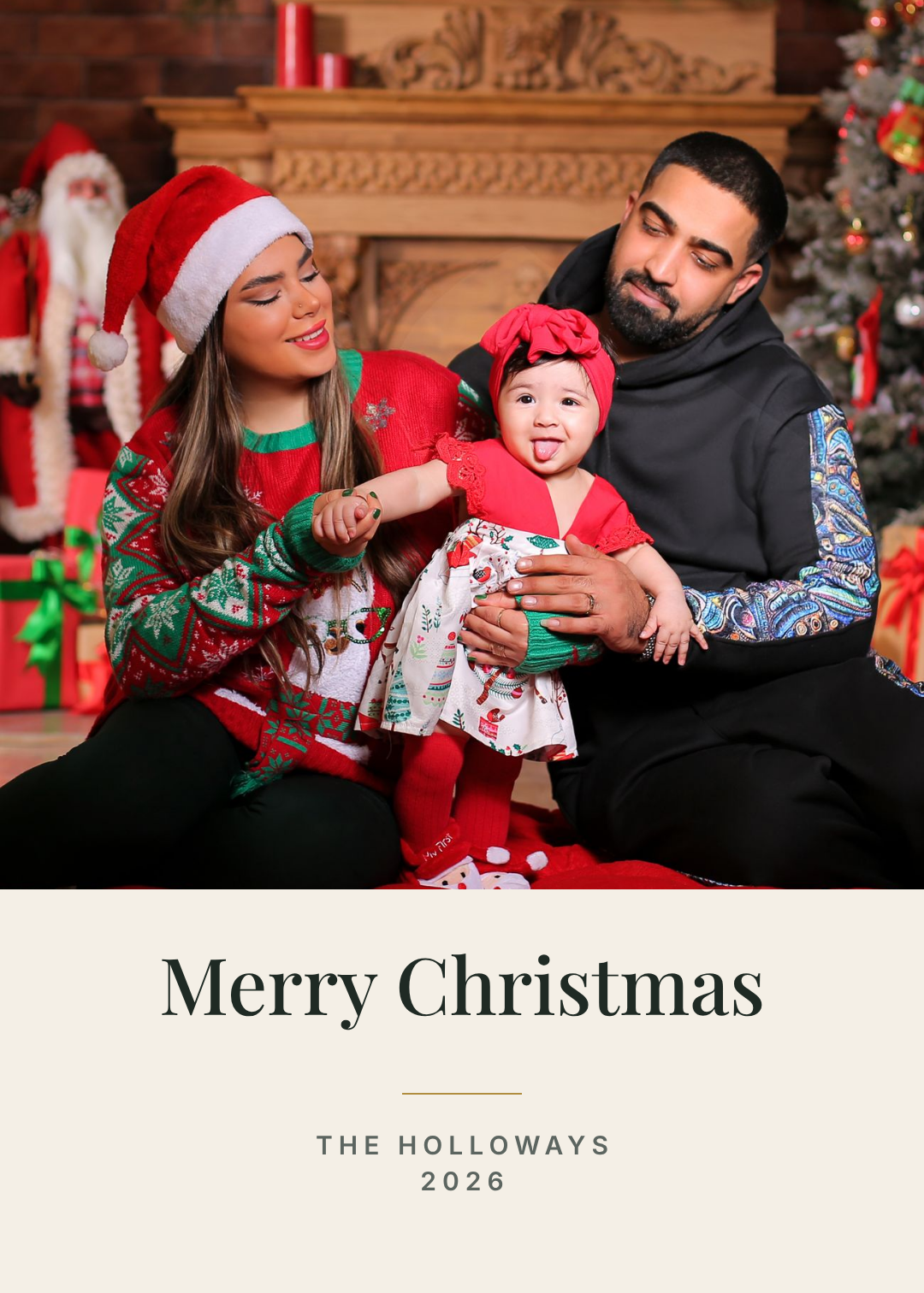 Weihnachtskarte mit randabfallendem Familienfoto über einem cremefarbenen Band mit Merry Christmas