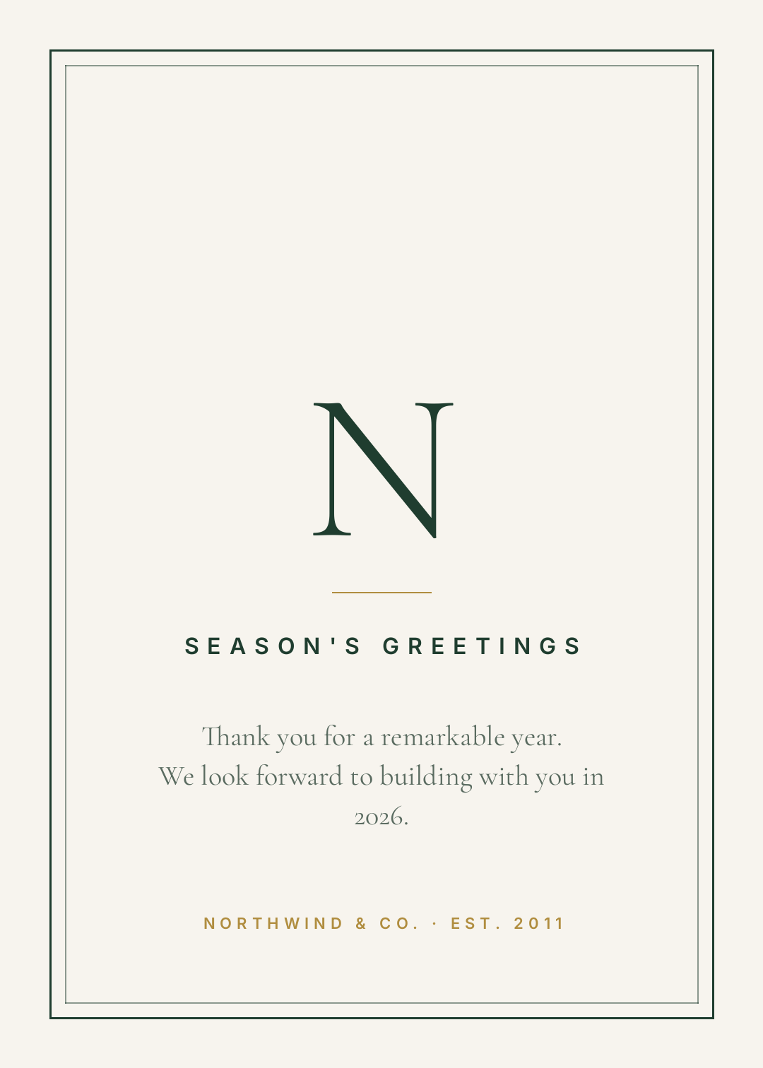 Gebrochen weiße Weihnachtskarte mit doppelter grüner Linie, großem Serifen-N als Monogramm und SEASON'S GREETINGS