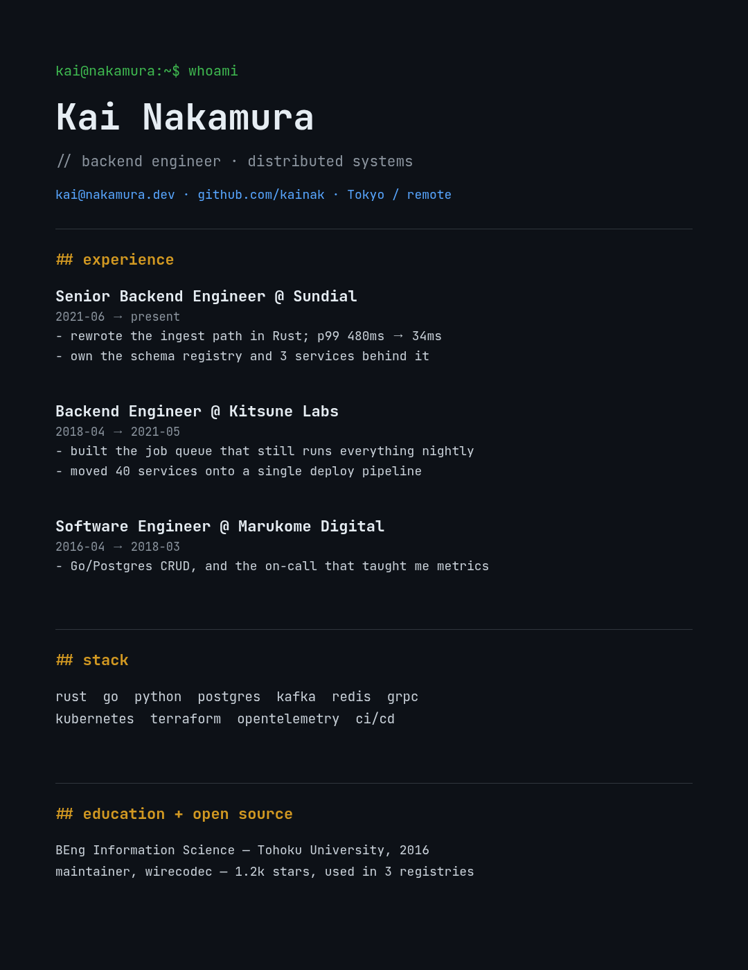 Dunkler Lebenslauf im Terminal-Stil in Monospace mit grüner Prompt-Zeile, weißem Namen, gelben Überschriften wie ## experience und blauen Links