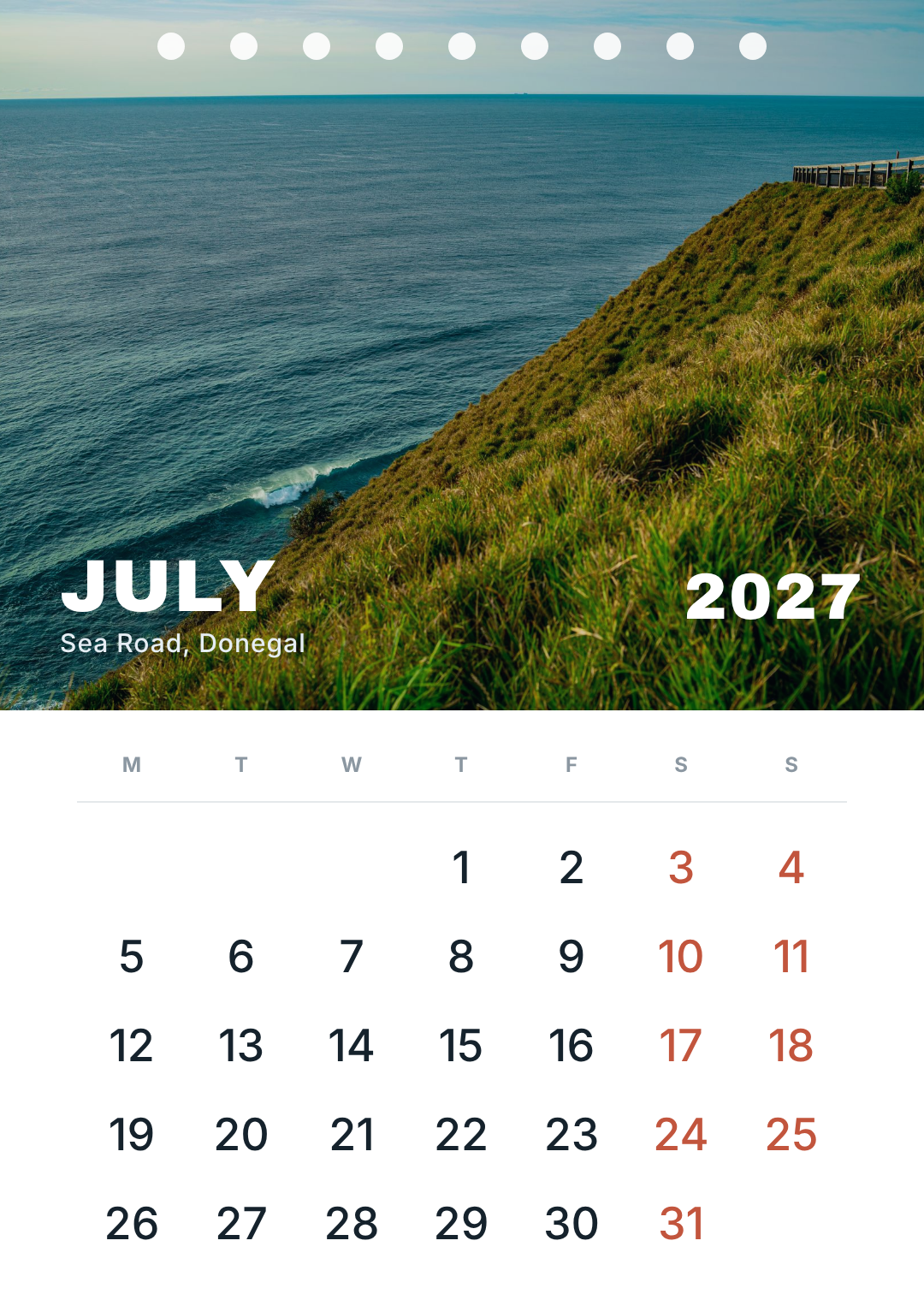 2027年7月の写真壁掛けカレンダーデザイン。海岸の断崖の写真の下に白い日付グリッド
