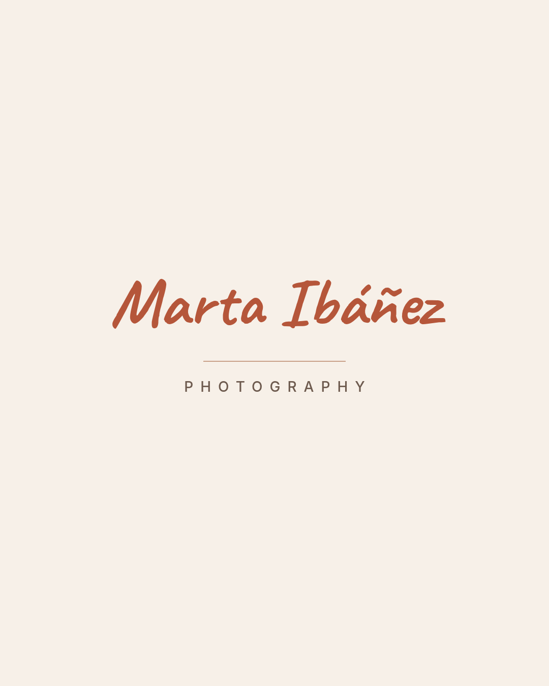 Signatur-Logo: Marta Ibáñez handschriftlich in Terrakotta über einer feinen Linie und dem Wort PHOTOGRAPHY