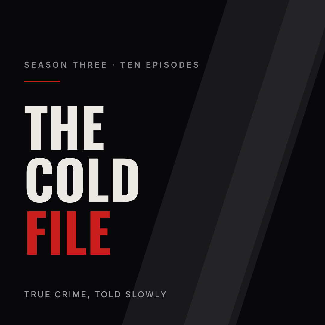 斜めの光の筋と、コンデンス大文字のTHE COLD FILEが入った暗いトゥルークライム調カバー