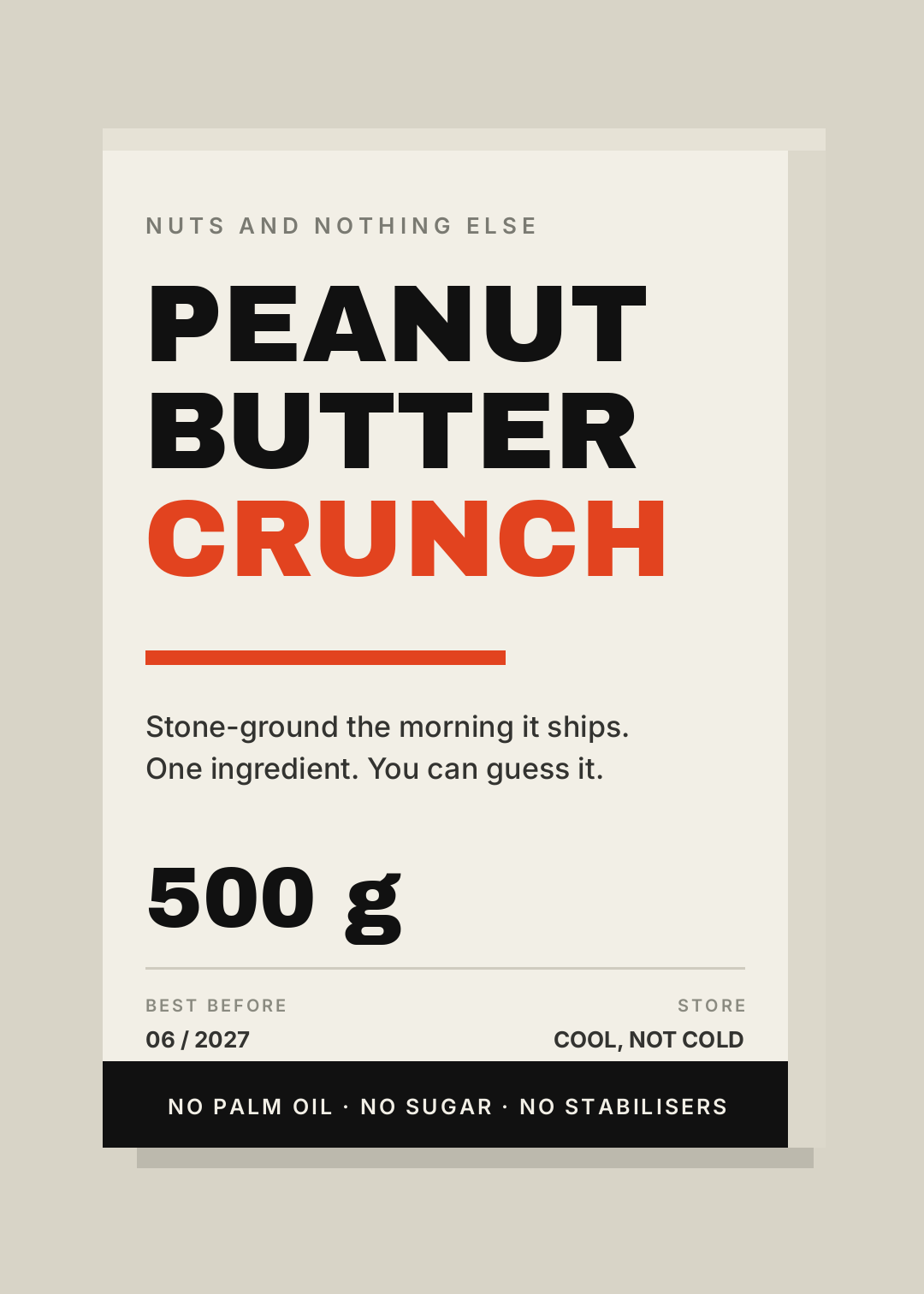 ピーナッツバターの箱。黒と赤の巨大な文字が正面を埋め尽くしている